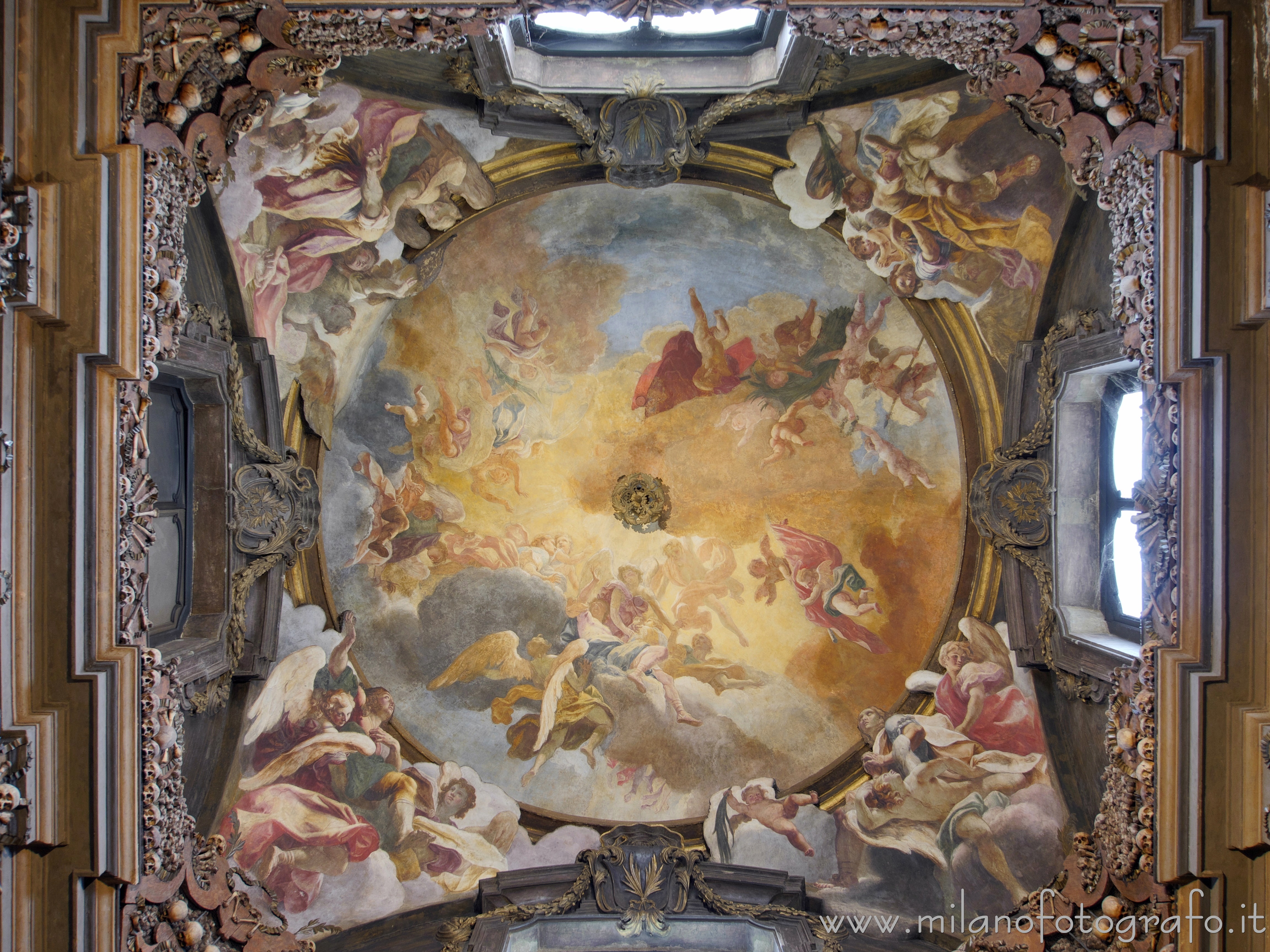 Milano - Volta dell'ossario della Chiesa di San Bernardino alle Ossa - Foto a piena risoluzione